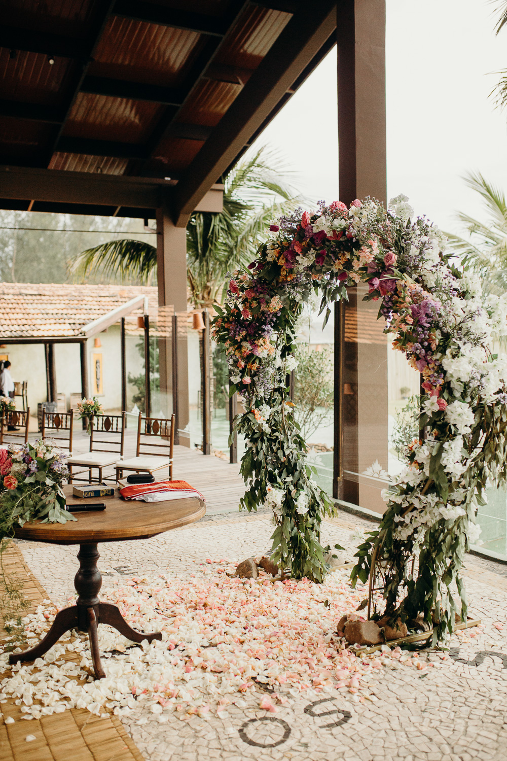 casamento no Estaleiro Guest House decoração alta de flor