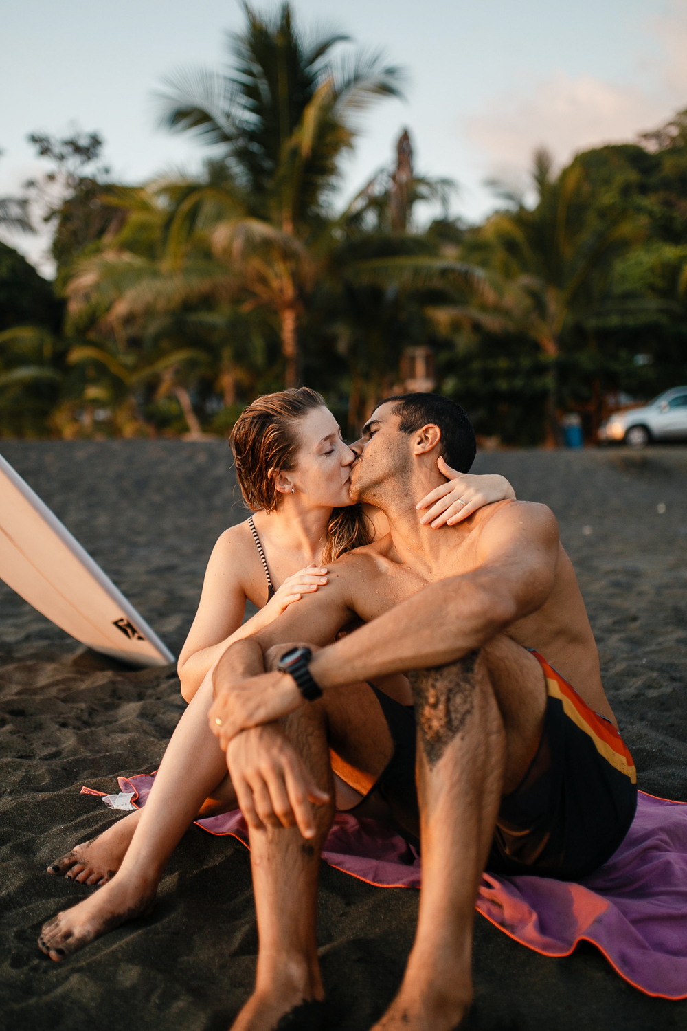 Ensaio de casal surf no Pôr do sol na praia